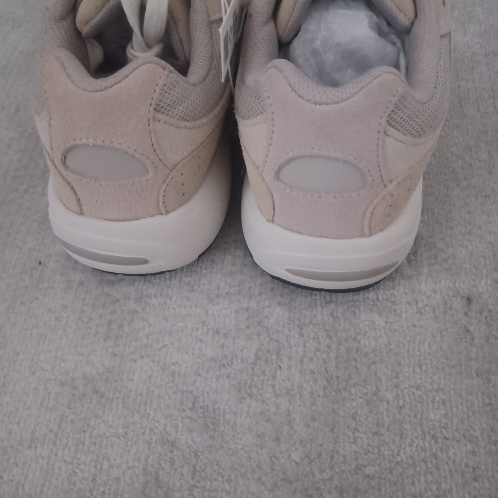 Sneakers - Picture 8 of 9